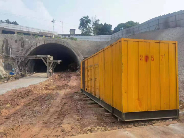 师宗发电机出租自启装置的工作原理是什么？