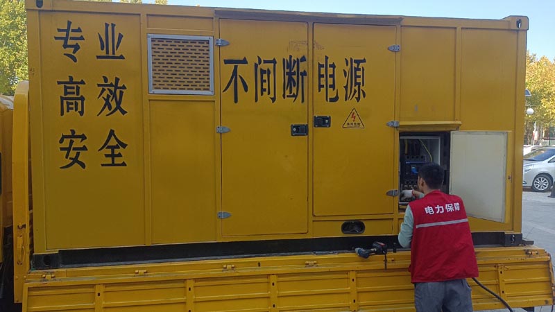 师宗柴油发电机组和UPS电源配合使用时，如何避免切换过程中的电力中断？